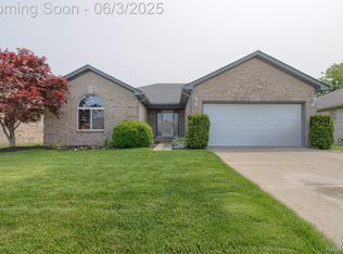 24703 Curtis Dr, Brownstown, MI 48134