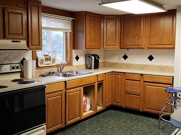 Kitchen with eat in counter