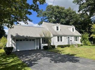 110 Longmeadow Dr, Lowell, MA 01852