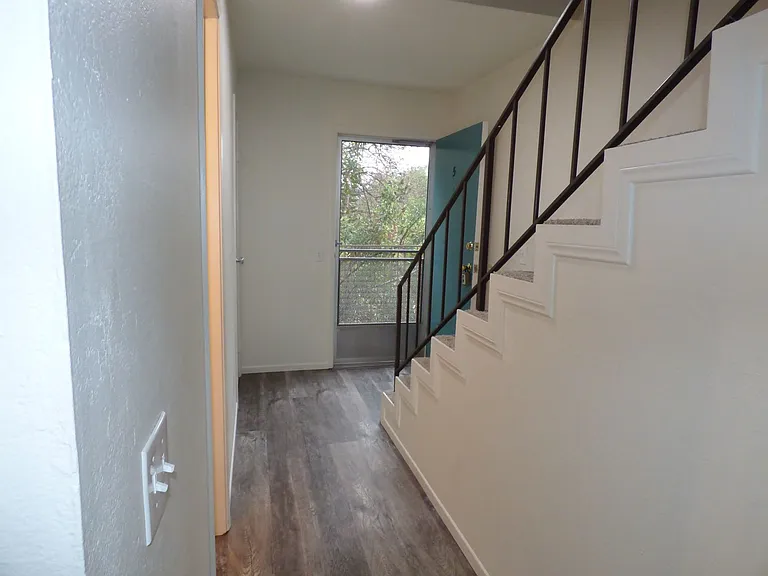 5065 Thorne Dr — Photo 6