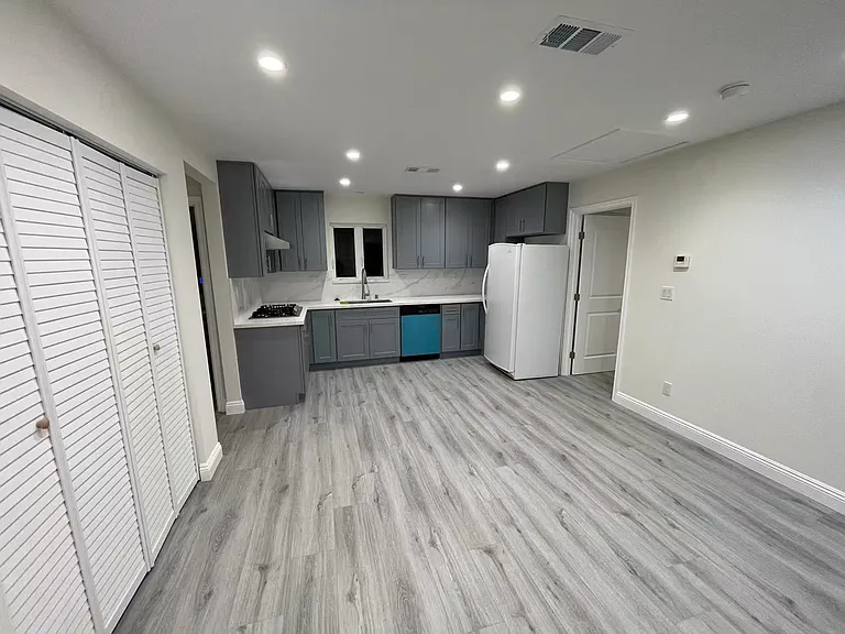 555 Sierra Madre Blvd — Photo 30