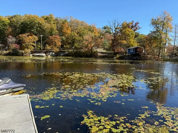 8 Hilltop Rd, Hopatcong Boro, NJ 07821