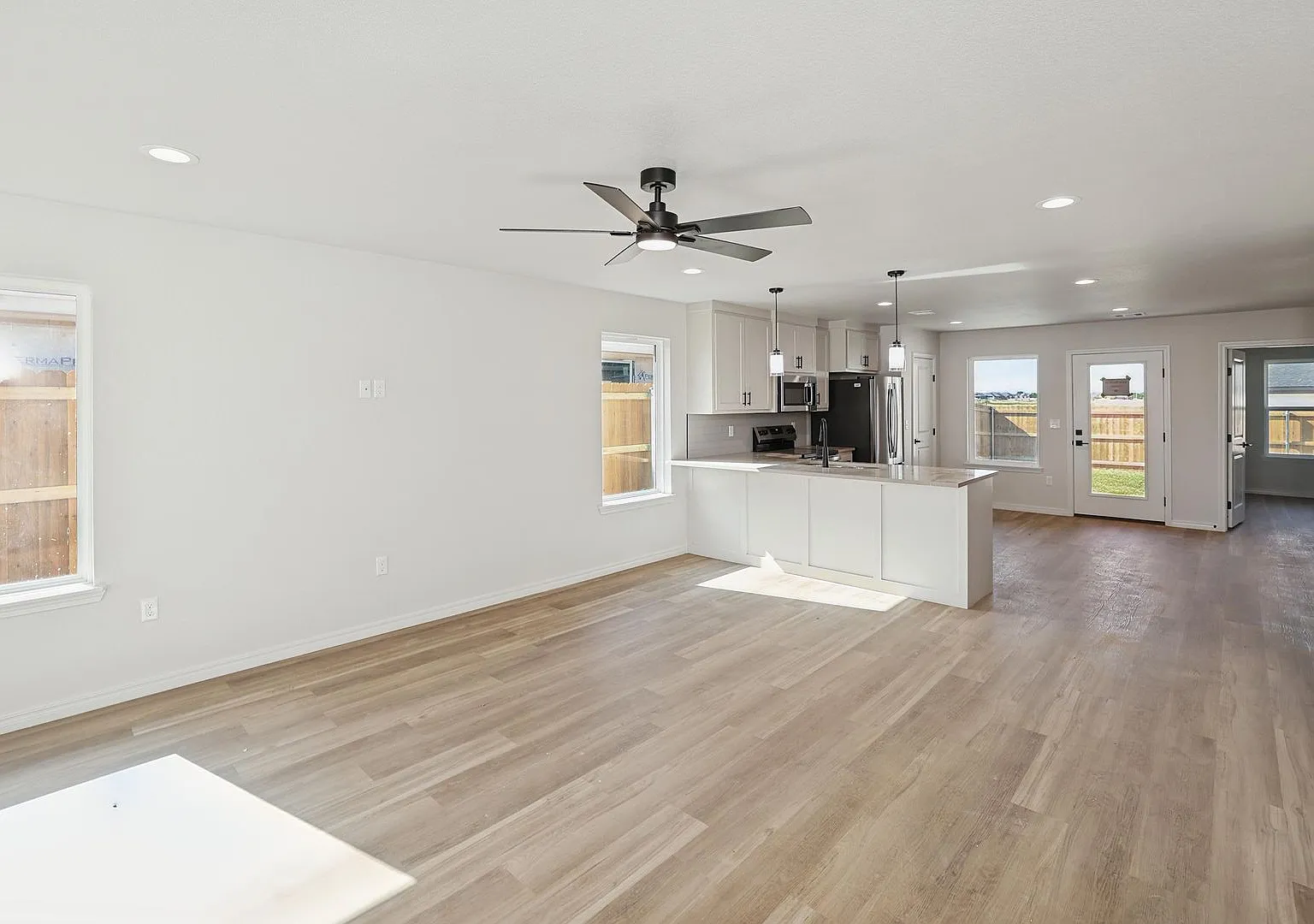 8904 Oakleaf — Photo 3