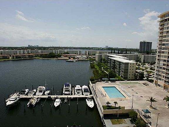 2nd image of 18081 Biscayne Blvd APT 1105-4