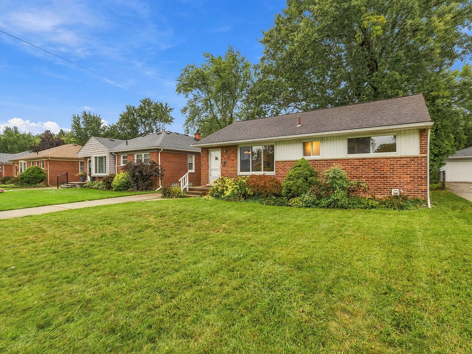 3 bed, 1.5 bath, 987 sqft, $2,100 — Photo 3