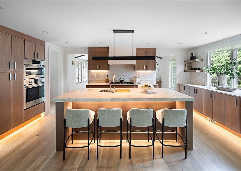 1st image of 10 Meredith Cir