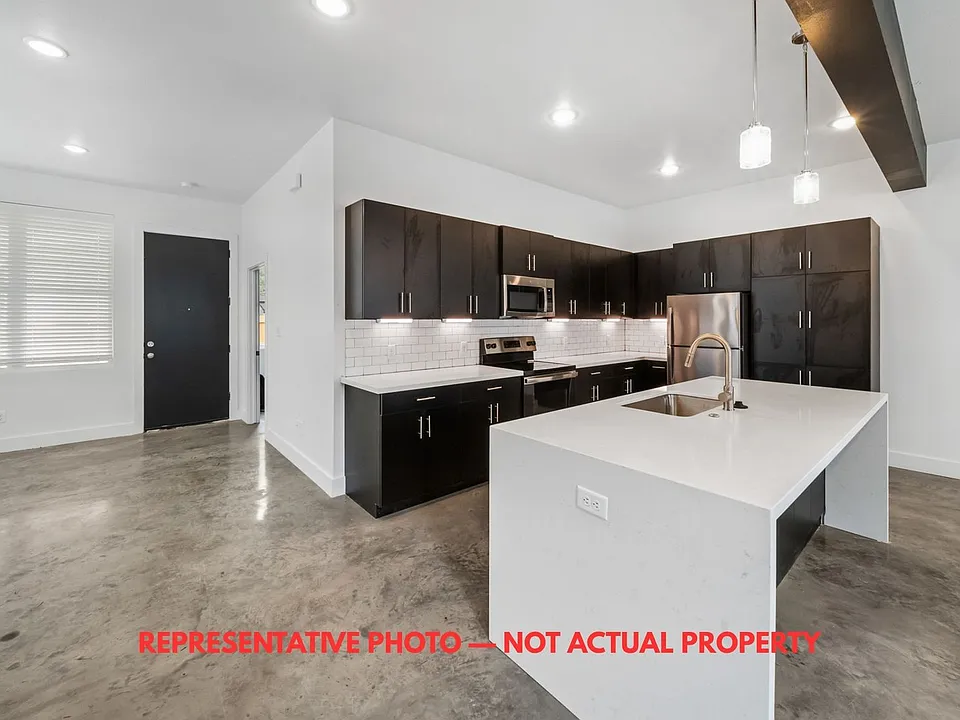 207 Lynn Dr #114