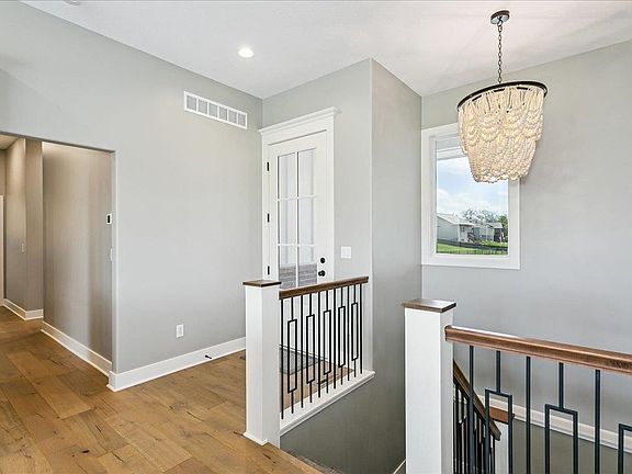 4th image of 2407 N Lakeside Cir