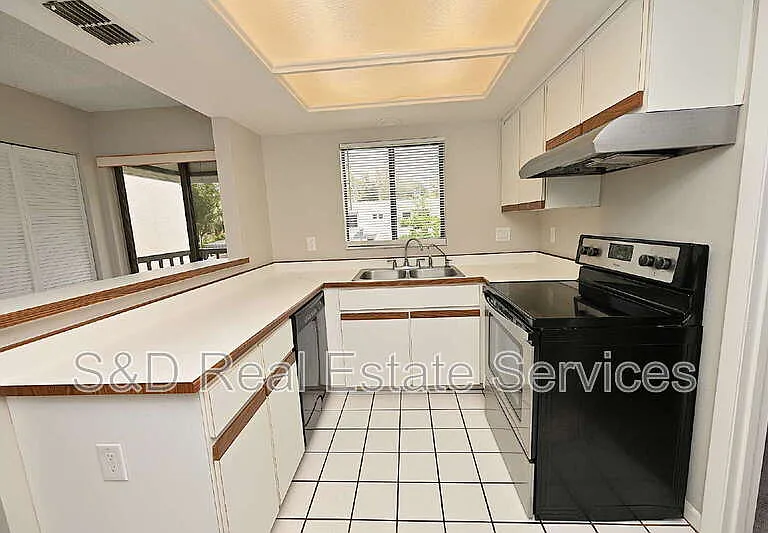 1808 Village Ct — Photo 5