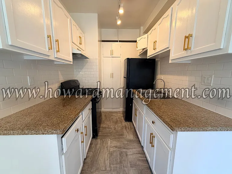 Wilshire Mediterranean Apartments — Photo 20