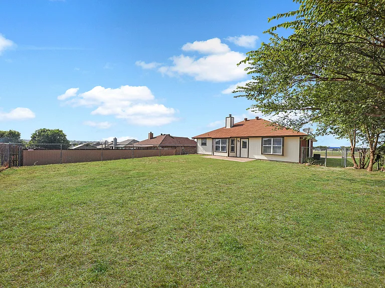 2502 Eastwood Dr — Photo 20