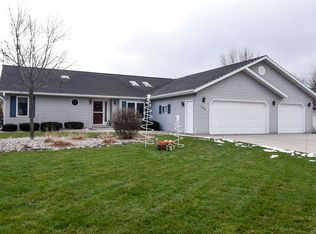 1619 Hedgestone Ln, Howards Grove, WI 53083