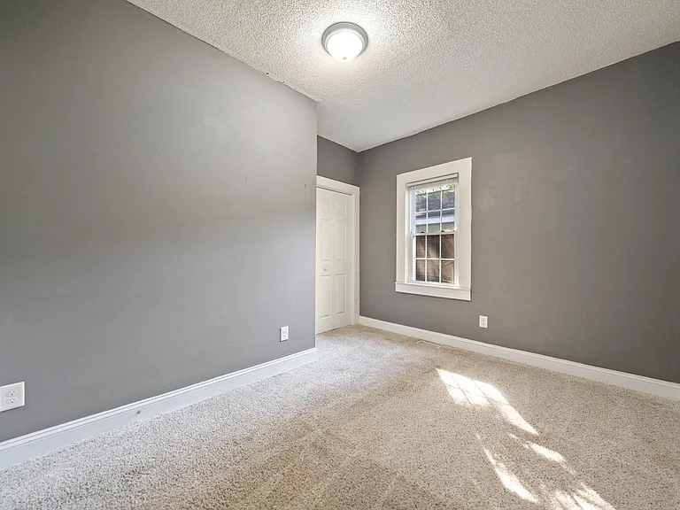 1007 N Hyde Park Ave — Photo 10
