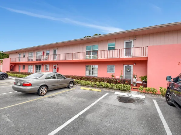 24 Golfs Edge F, West Palm Beach, FL 33417