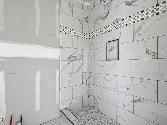 5th image of 215 Circle Dr #11