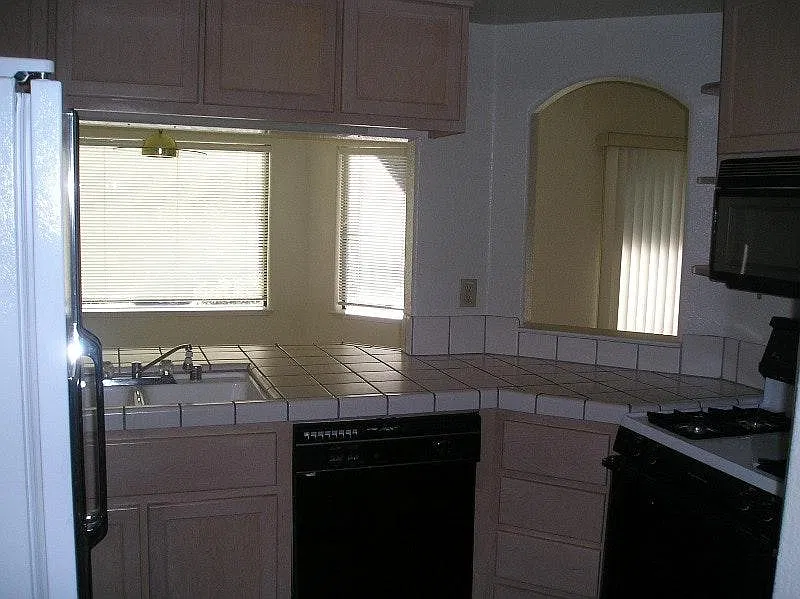 2 bed, 1000 sqft, $2,800 — Photo 2