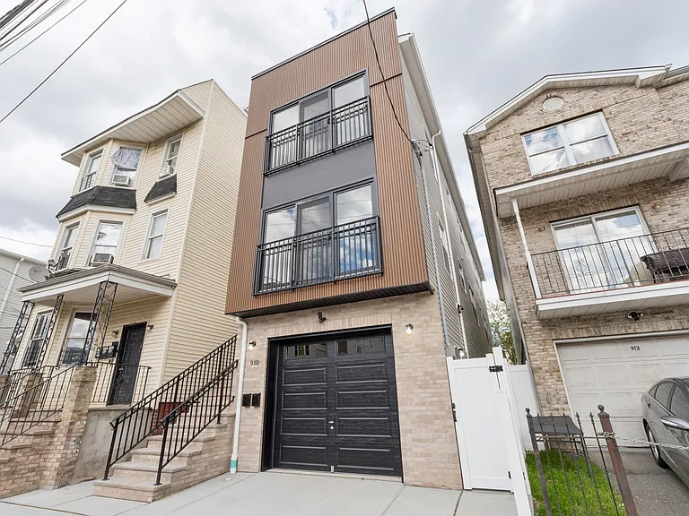 910 Bergen St #1 — Photo 11