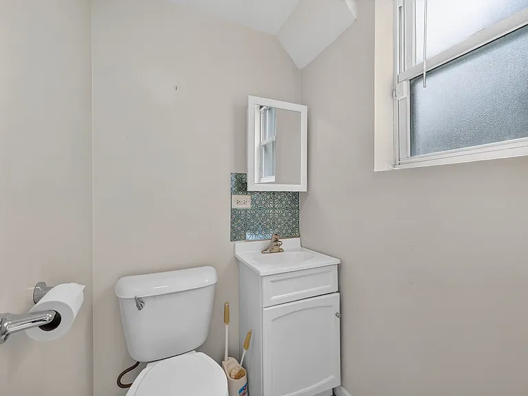 15726 Avalon Ave — Photo 6