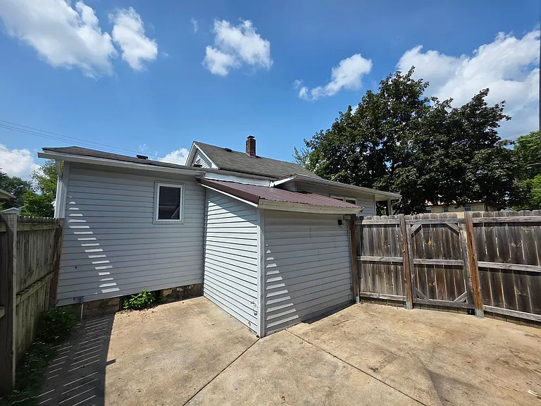 616 N State St — Photo 11