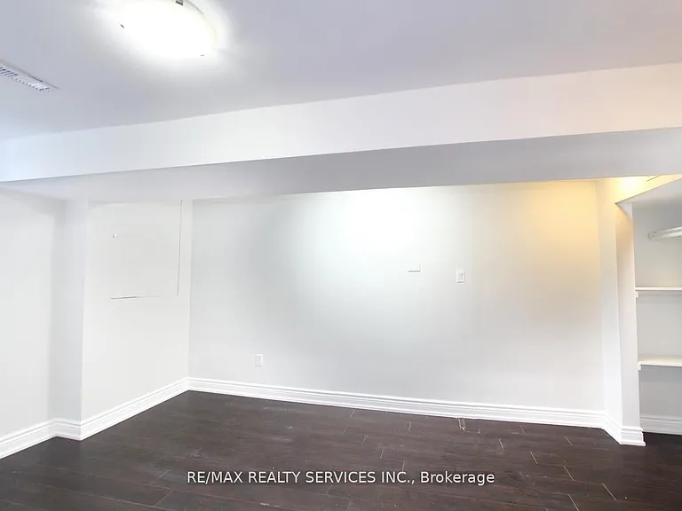 185 Earnscliffe Cir — Photo 36