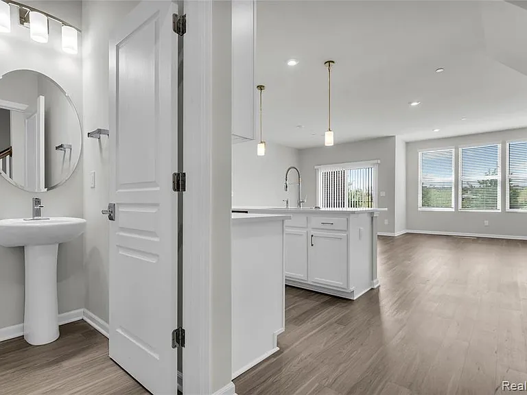 313 Strawberry Dr — Photo 11