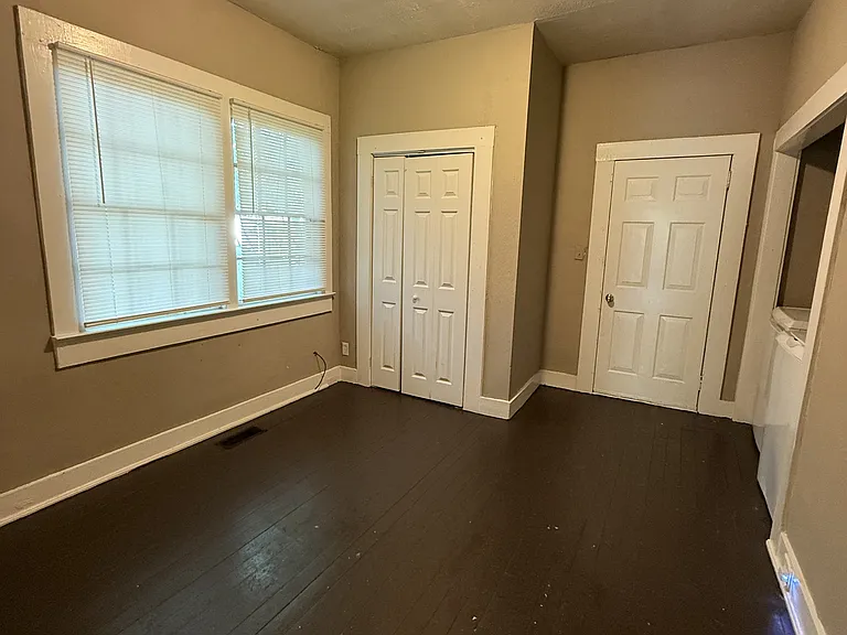 5220 Court Q — Photo 6