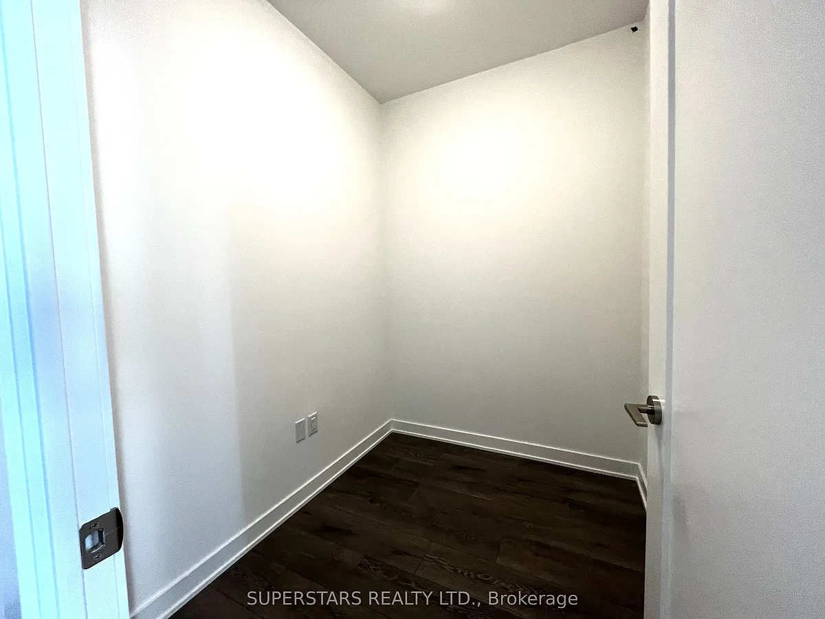 Building Photo - 95 Oneida Cres #802