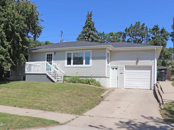 613 Crescent Ln, Bismarck, ND 58501