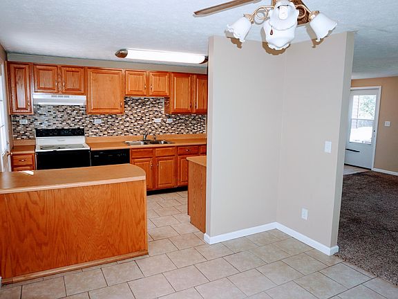 3rd image of 208 Wiesen Ln