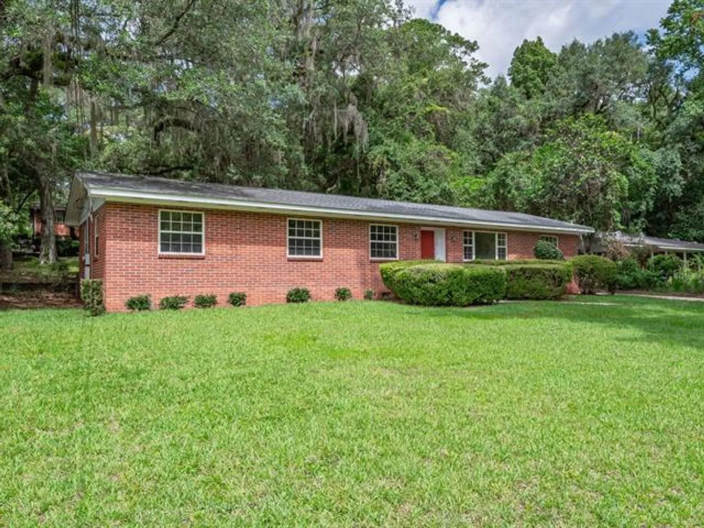 Gorgeous 3/2 With Plank Floors, Carport, Fenced In Yard, Screened In Porch, Stainless Appliance& ... — Photo 4