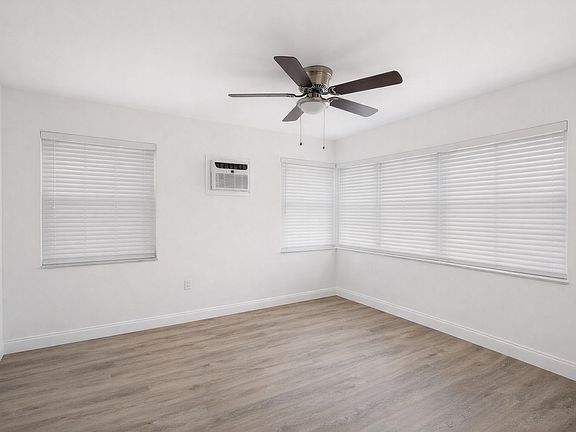 2nd image of 2135 Bay Dr APT 1
