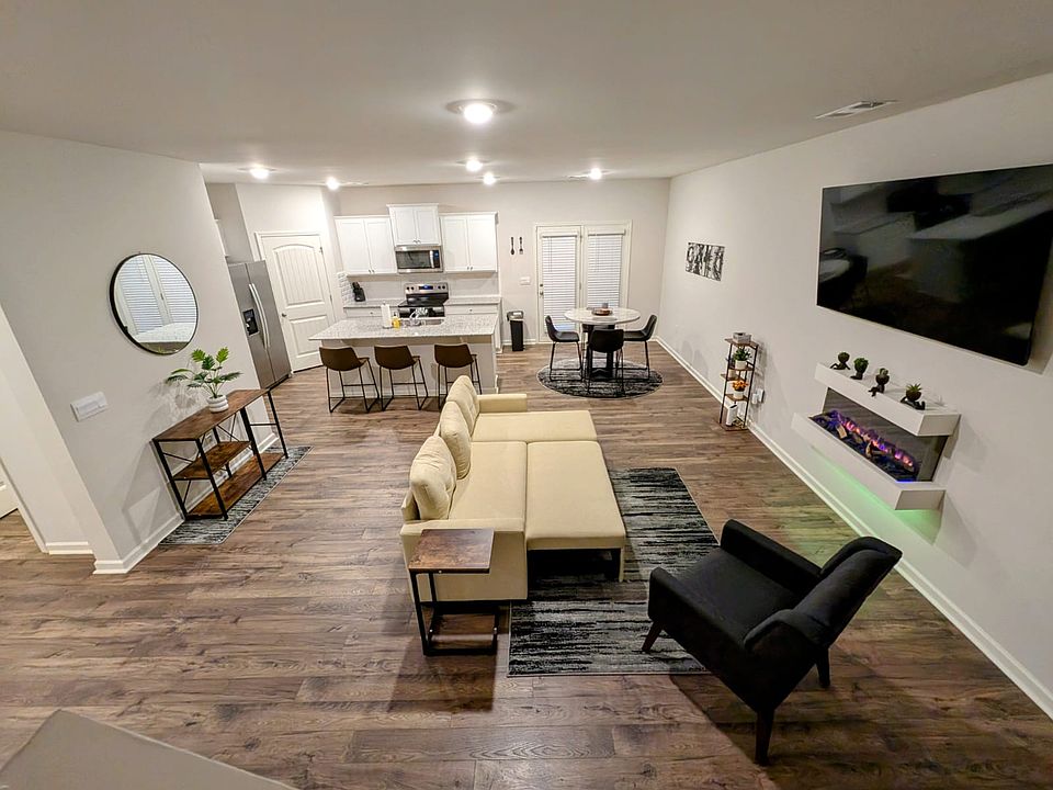 1st image of 412 Stoneybrook Dr