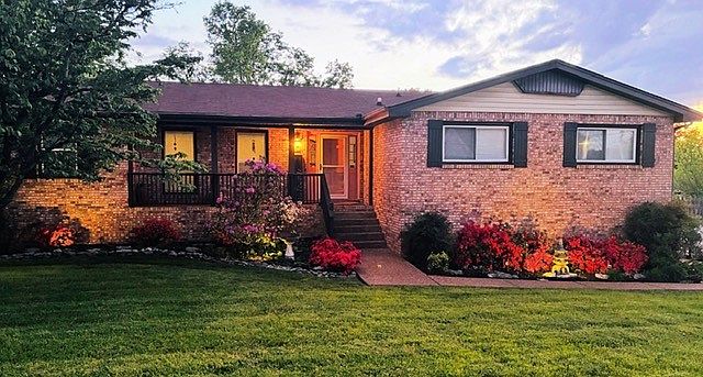 1st image of 525 Castlegate Dr