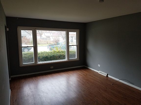 3rd image of 16143 Woodbridge Ave