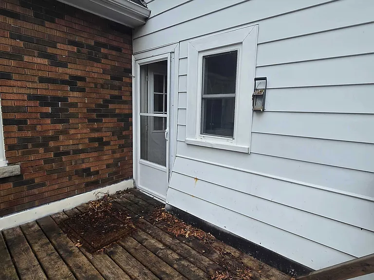 1047 Main St E #1 — Photo 15