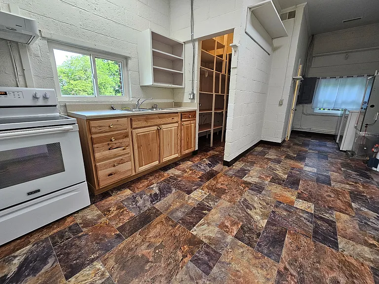 1029 Locust Ave — Photo 8