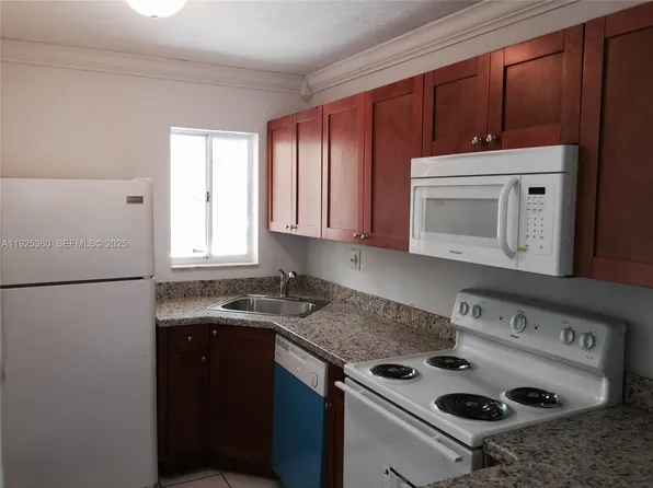 2780 W 76th St APT 205, Hialeah, FL 33016
