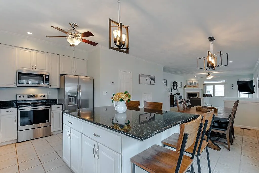 3 bed, 2356 sqft, $4,650 — Photo 4