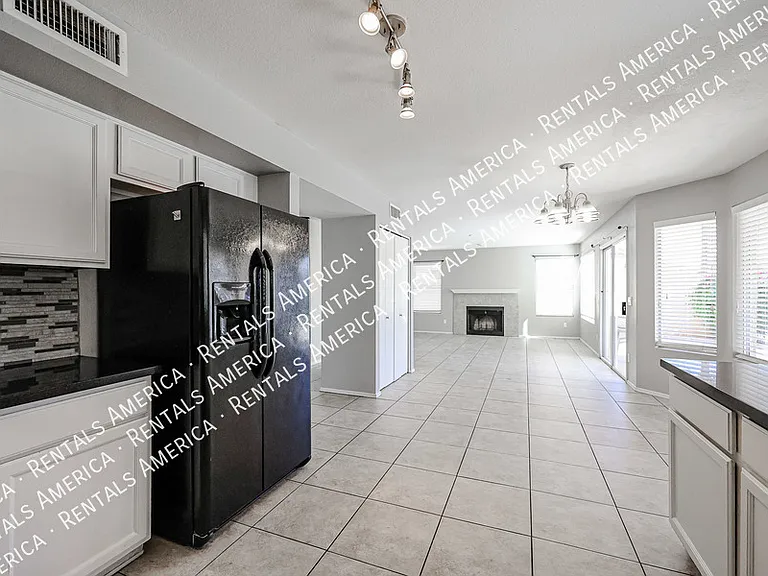 2361 W Myrtle Dr — Photo 9