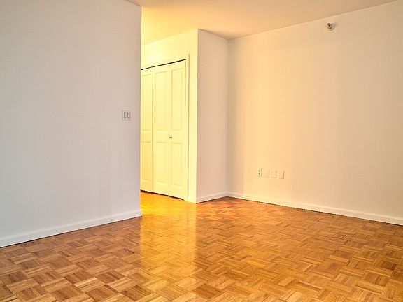 5th image of 350 W 43rd St APT 6D