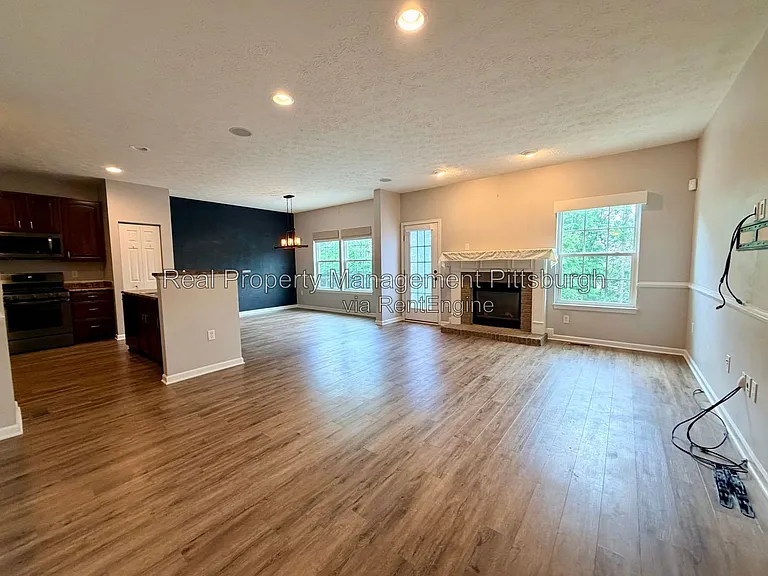 242 Corey Dr — Photo 4