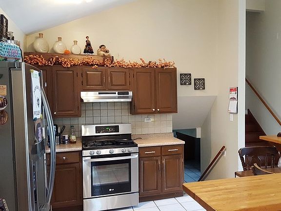 4th image of 390 N Hemlock Ave