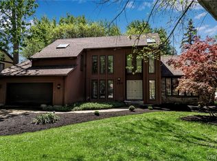 284 Forestview Dr, Williamsville, NY 14221