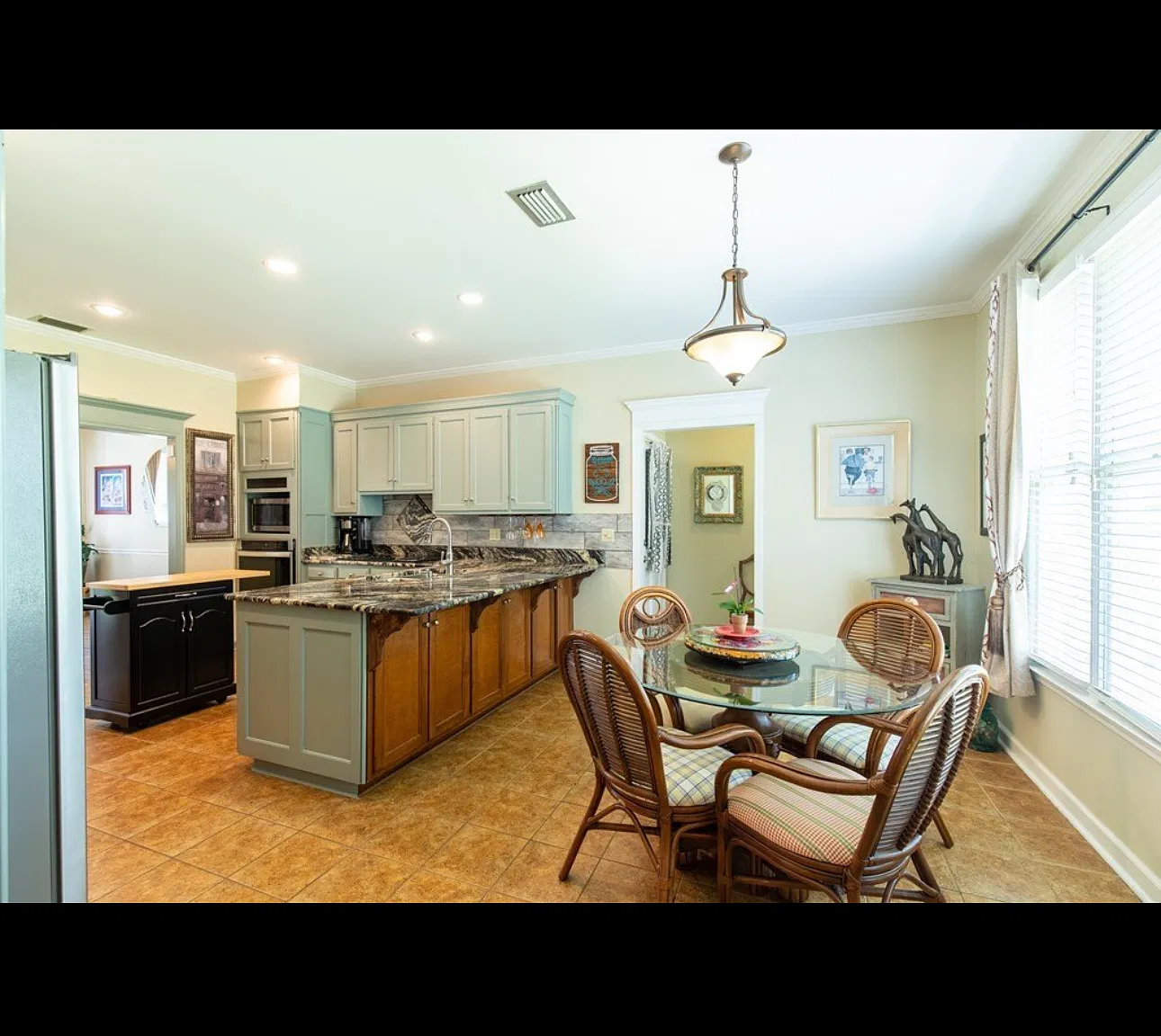 3 bed, 2468 sqft, $2,150 — Photo 2