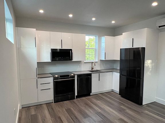 2nd image of 652 10th Ave S #1/2