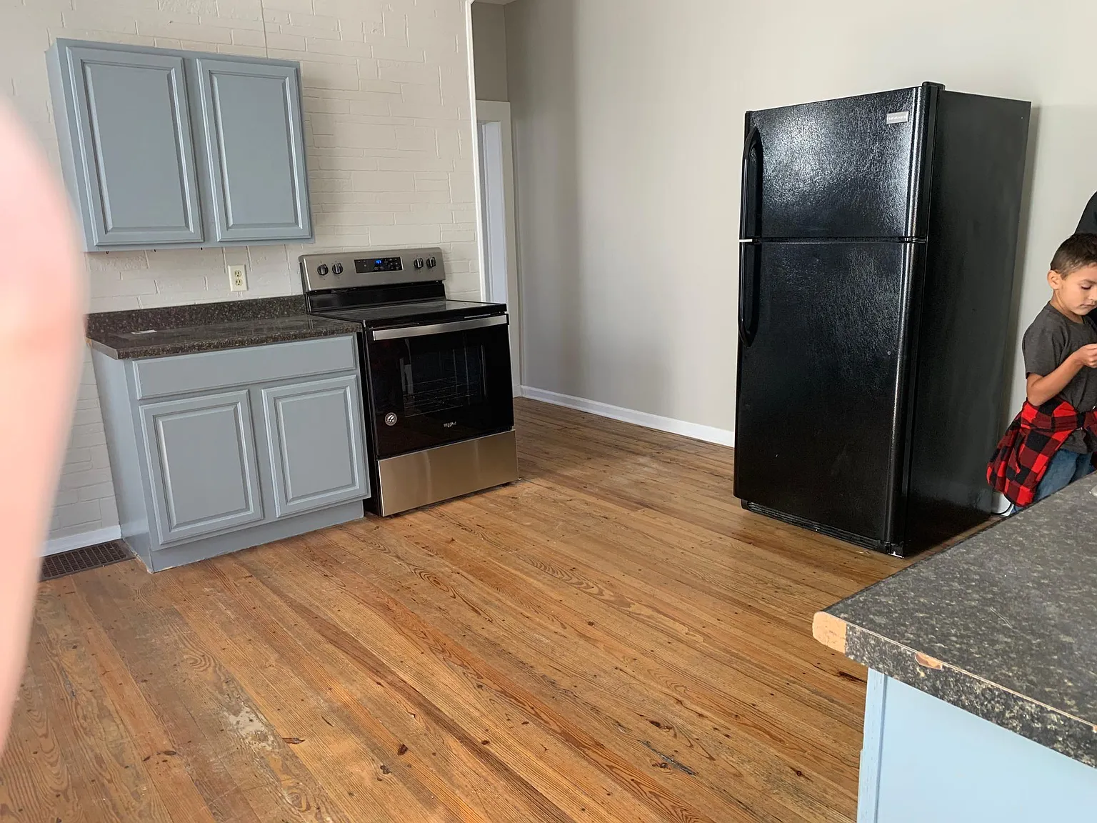 554 Nelson St — Photo 3