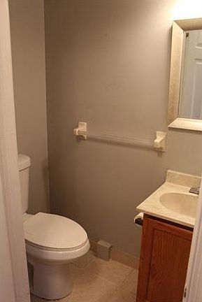 3rd image of 1085 Oakcroft Ln