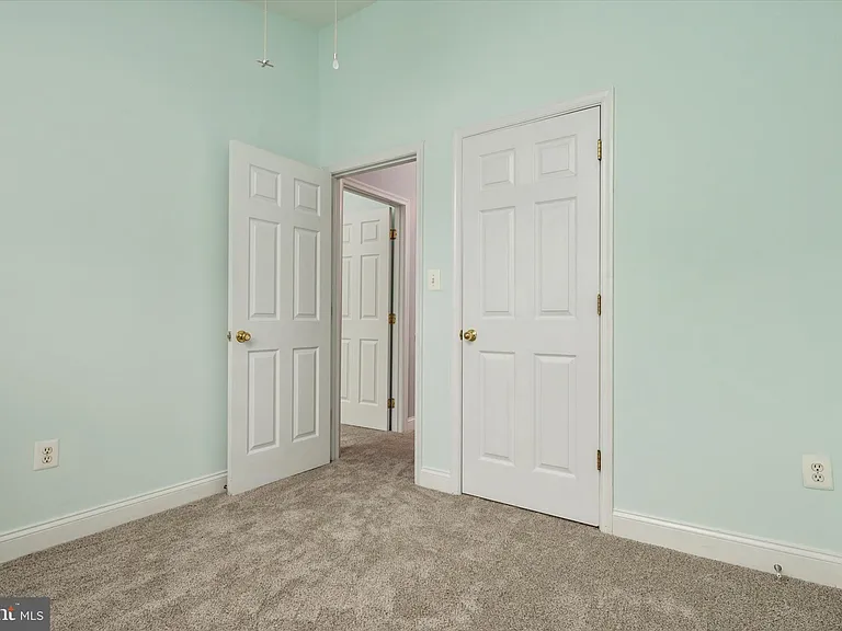 824 Stonehurst Ct — Photo 25