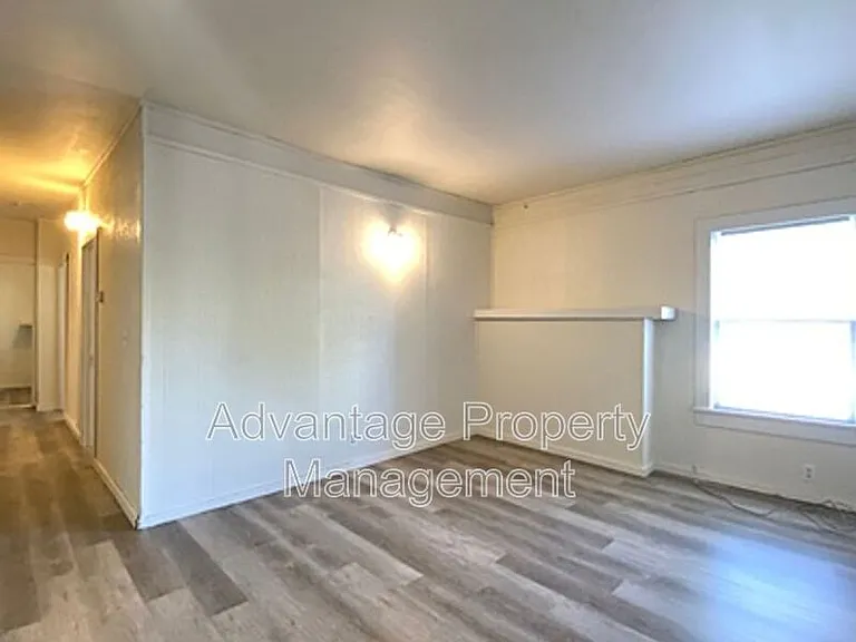 240 NW 9th St #1 — Photo 3