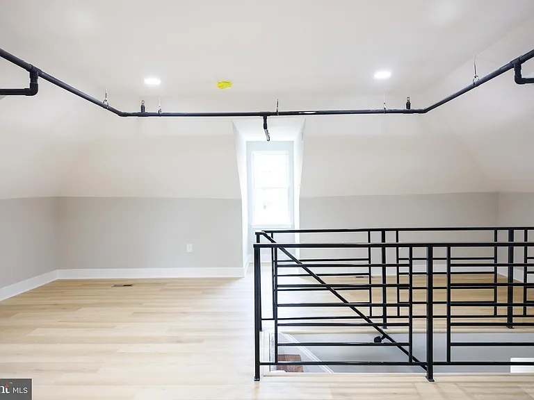 1201 Lindley Ave — Photo 5